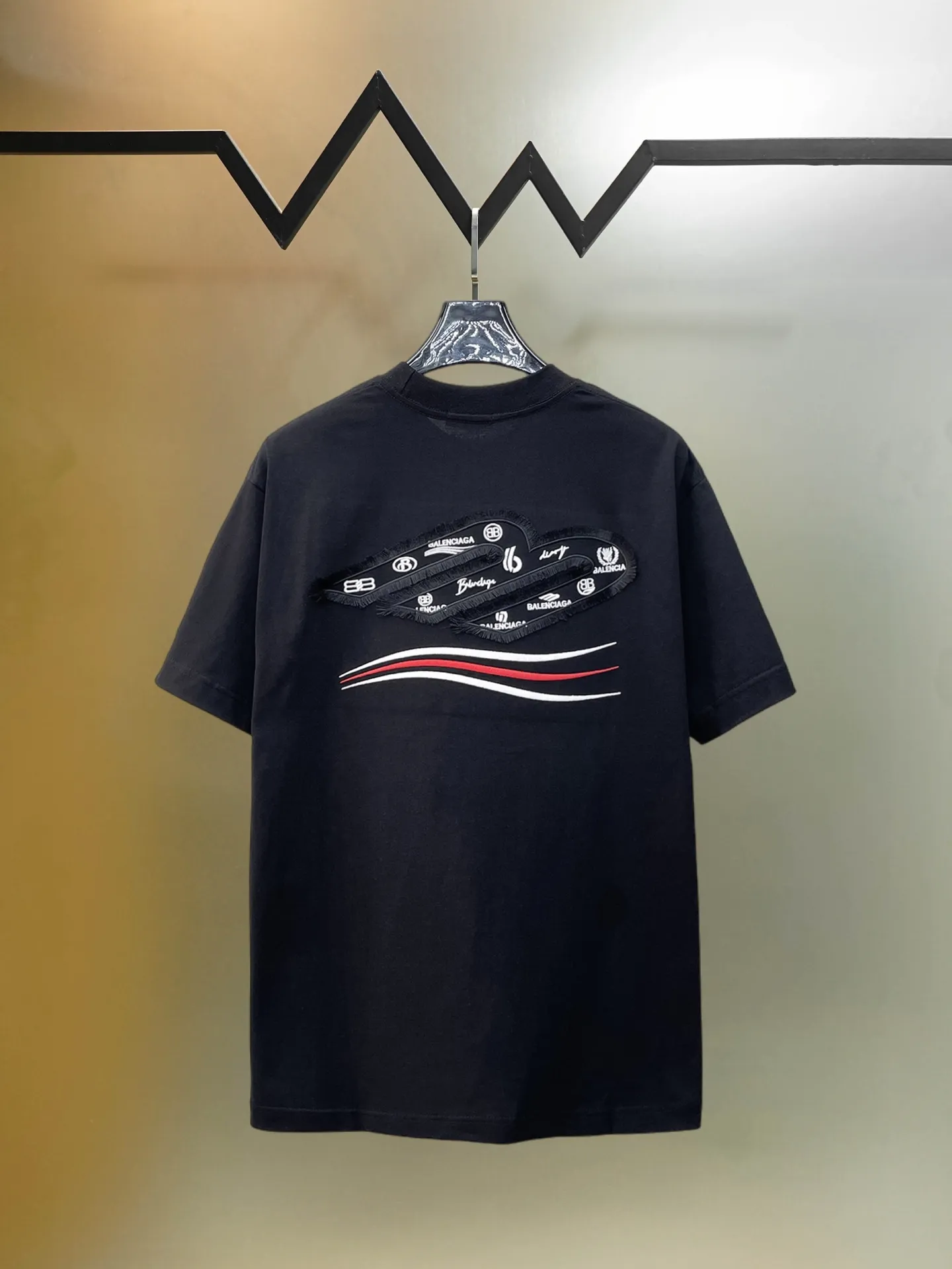 Balenciaga's high-end top-quality products 🐮2026 Spring and Summer New Arrival first counter, the latest New Arrival short-sleeved round neck T-shirt, Premium customized design, avant-garde and fashionable! Brand logo heavy craftsmanship design Premium customized 260g fabric. Soft to the touch. Comfortable to wear. Counter-level exquisite stitching. Fine workmanship. The upper body effect is incomparably handsome! A must-have item for men and women with the same style! Sizes: S~XXL When placing an order, please state your height and weight. The maximum wearing size is 210 pounds (one size larger)